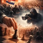 Ilustracija šahovske ploče na kojoj ruka pomiče pijuna, dok se u pozadini preklapaju politički prosvjedi, policija i mase ljudi, simbolizirajući petlju straha, medijsku reakciju i političku manipulaciju.