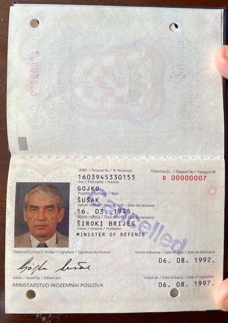 Hrvatska diplomatska putovnica Gojka Šuška iz 1992. godine