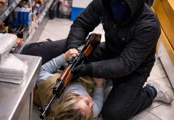 Hrabrost ili ludost u trenutku razbojništva – prodavačica se suprotstavlja naoružanom napadaču