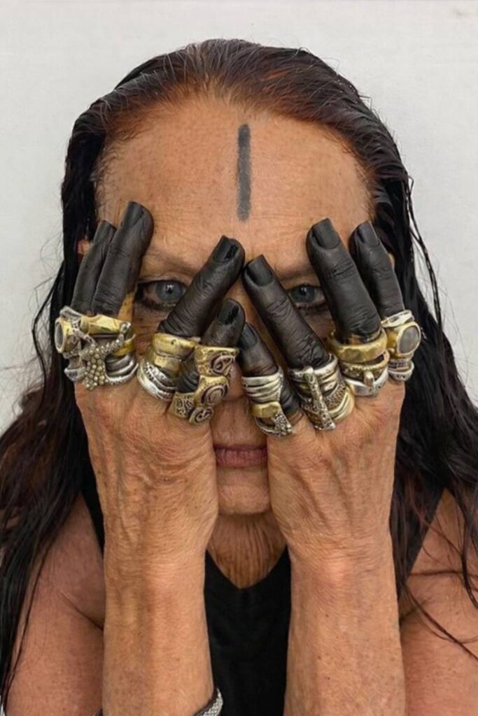 Intenzivan pogled kroz prste