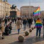 Zagreb svih građana prikazan kroz simboličan javni trg s različitim skupinama građana i pitanjem jednakih prava u javnom prostoru