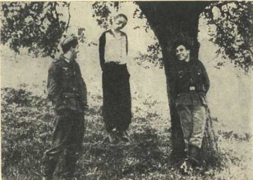 Njemački vojnici uz obješena čovjeka Srbija 1941 izvorna fotografija